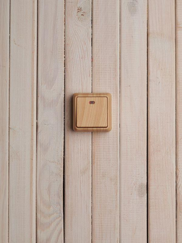 Выключатель 1-кл. ОП Октава 10А IP20 ВС20-1-1-ОС с индикацией сосна IEK EVO11-K03-10-DC