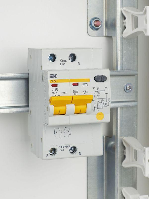 Выключатель автоматический дифференциального тока 2п C 16А 30мА тип AC 4.5кА АД-12 KARAT IEK MAD10-2-016-C-030