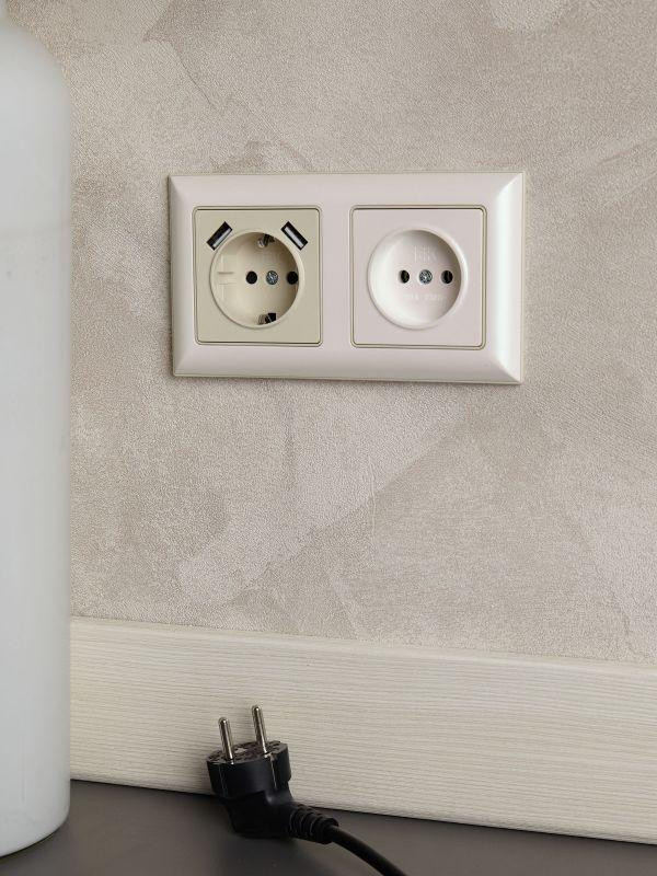 Розетка BRITE РЮш10-2-БрКр 16А с USB A+A 3.1А с заземл. защ. шторки механизм беж. IEK BR-R14-16-U21-D31-K10