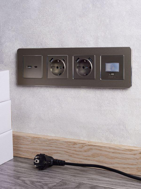 Розетка BRITE РЮш11-1-БрШ 16А с USB A+C 18Вт с заземл. защ. шторки механизм шампань IEK BR-R14-16-U22-018-K37