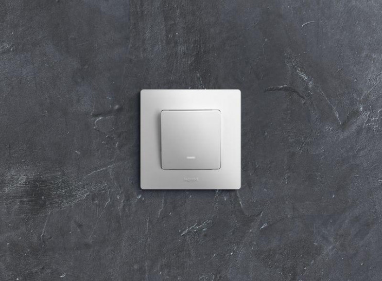 Выключатель 1-кл. СП Etika 10А IP20 250В 10AX с подсветкой/индикацией безвинтов. зажимы механизм бел. Leg 672203