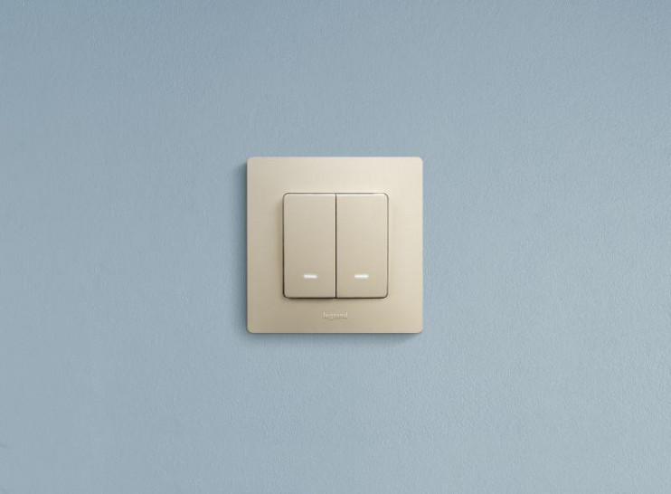 Выключатель 2-кл. СП Etika 10А IP20 250В 10AX с подсветкой/индикацией безвинтов. зажимы механизм сл. кость Leg 672304