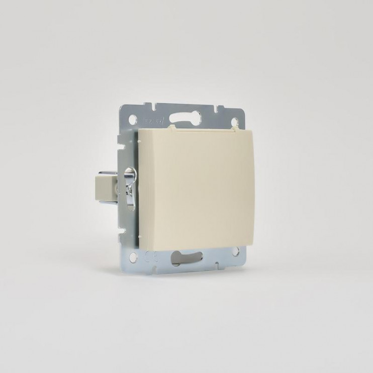 Розетка 1-м СП Karina с заземл. с крышкой термопласт механизм крем. LEZARD 707-0388-123B