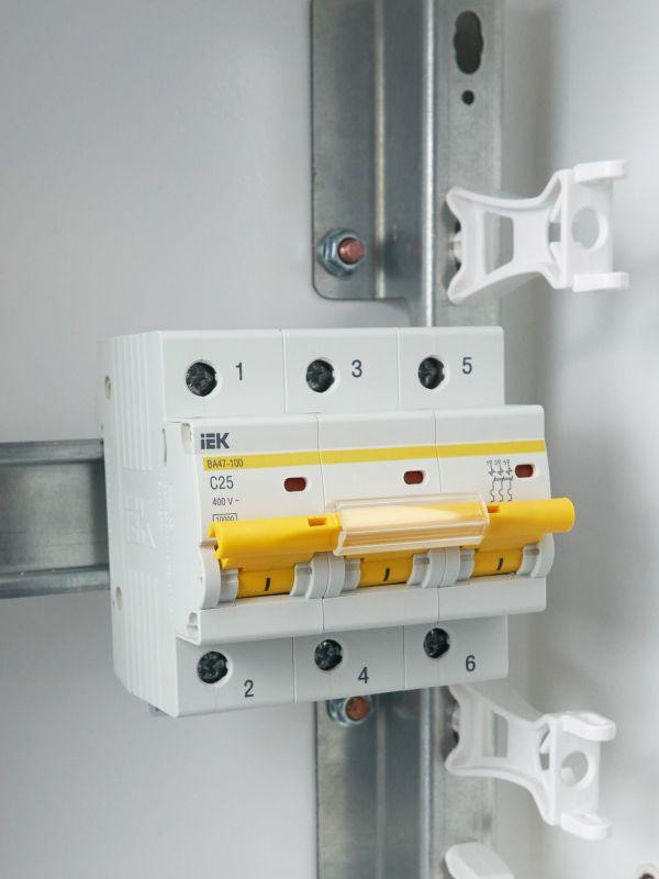 Выключатель автоматический модульный 3п C 25А 10кА ВА47-100 KARAT IEK MVA40-3-025-C