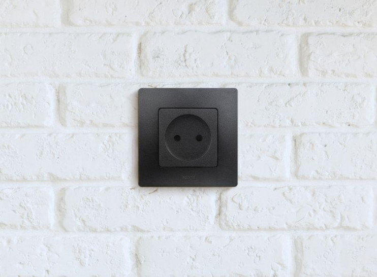 Розетка 1-м СП Etika 16А IP31 250В 2P без заземл. защ. шторки немецк. стандарт винтов. клеммы механизм антрацит Leg 672634